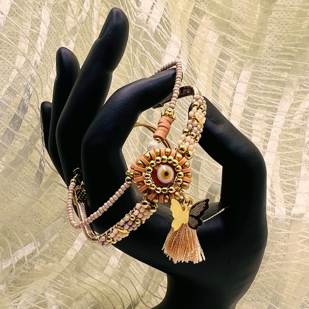 Beautiful Evil Eye bracelet! Handmade with seed beads!